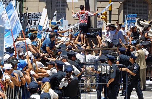 07h34 - L'Argentine en 2001: une crise économique et un défaut de